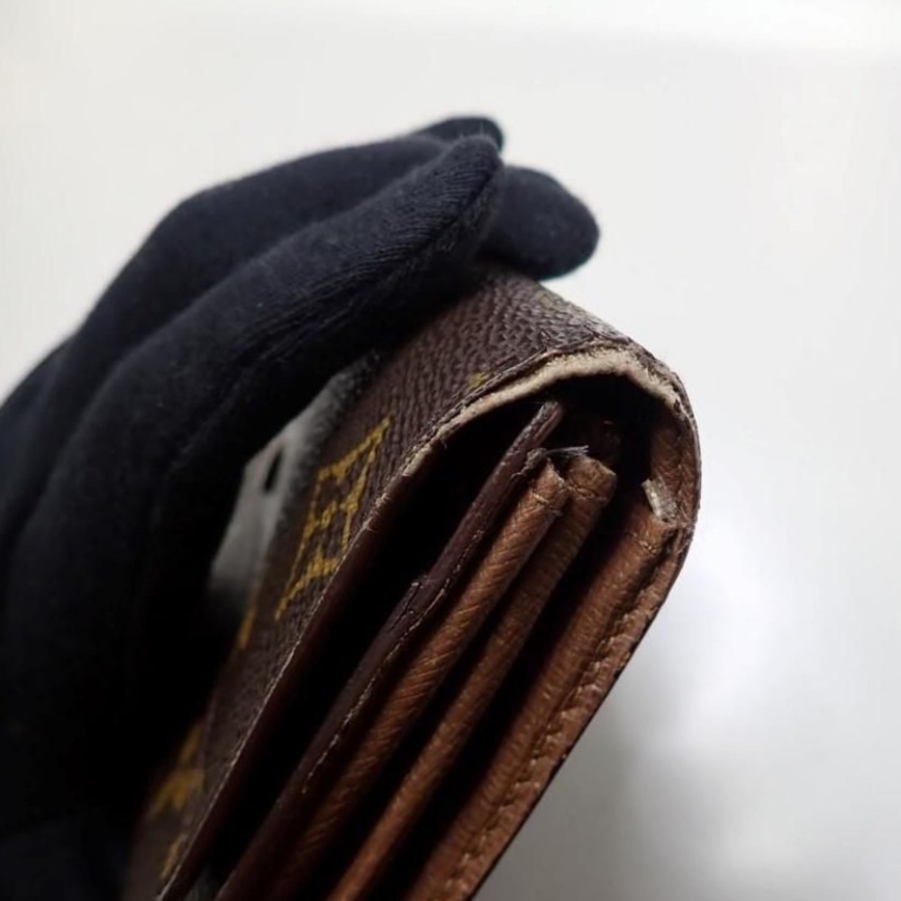 20. Louis Vuitton Monogram Sarah Wallet - Picture 5 of 7